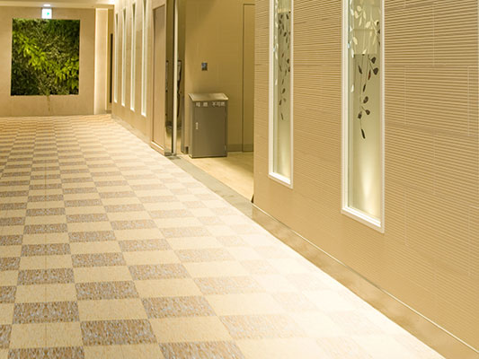 華麗地板精美全真石紋及木紋圖案設計，打造美觀室內空間。